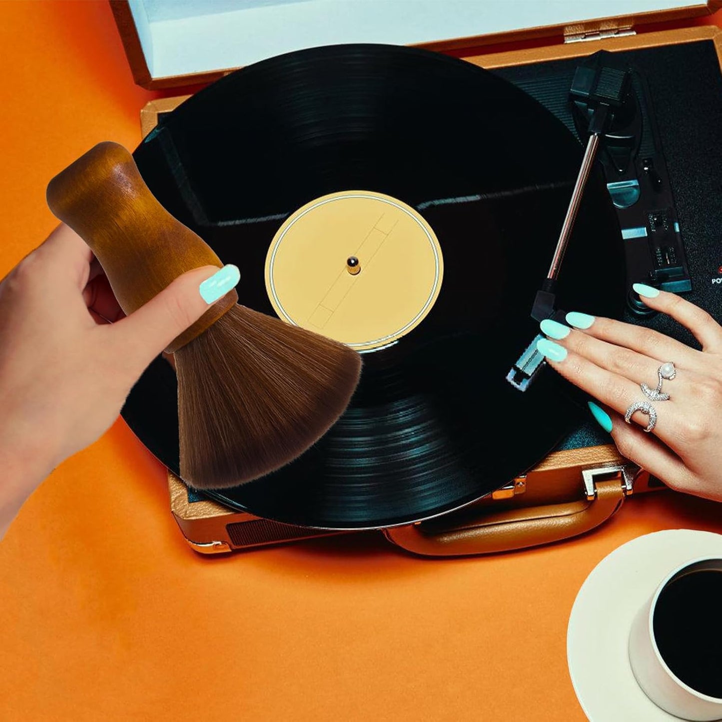 Turntable Vinyl Record Brush, Anti-Static Dust Record Cleaning Brush for Vinyl Albums LP CD Cartridge (Brown)