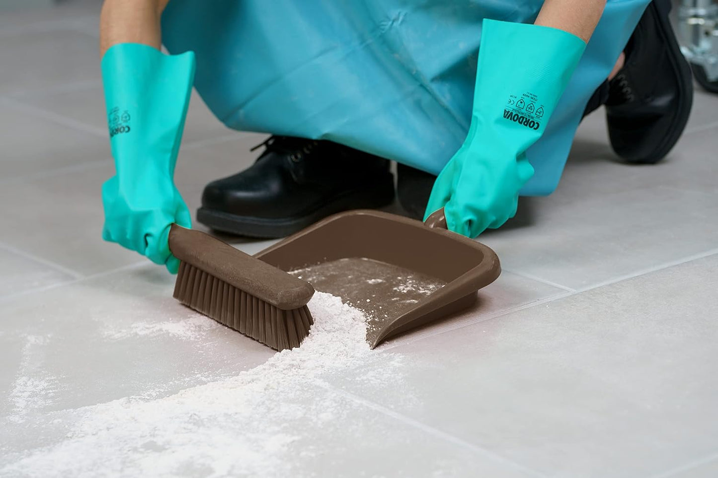 SPARTA Handheld Soft Counter Brush 8 Inch Bristle Span, Multi-Use Dust Brush with 5 Inch Handle for Tables, Countertops, and Delicate Surfaces, Polyester, Brown