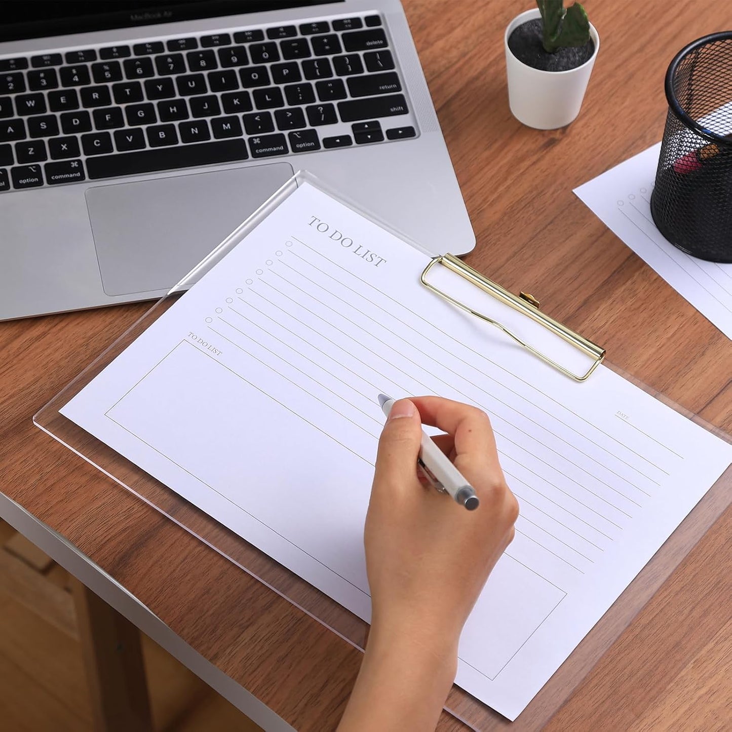 UNIQOOO Clear Acrylic Landscape Clipboard, Horizontal Clipboard with Shiny Gold Finish Clip for Student, Back to School Gift, Modern Arts Lover, Fashion Style Expert, Calligrapher, Office, 12.5x9 in