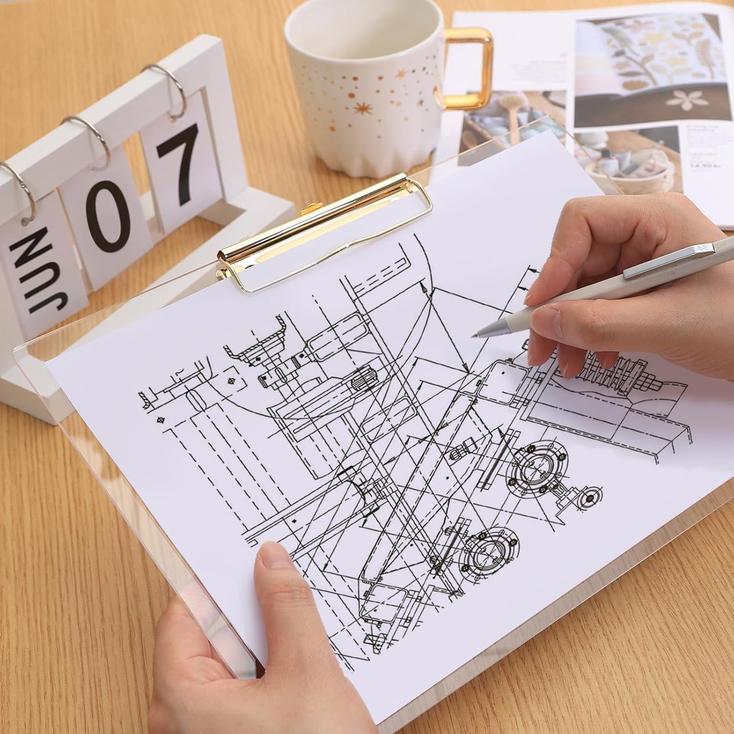 UNIQOOO Clear Acrylic Landscape Clipboard, Horizontal Clipboard with Shiny Gold Finish Clip for Student, Back to School Gift, Modern Arts Lover, Fashion Style Expert, Calligrapher, Office, 12.5x9 in