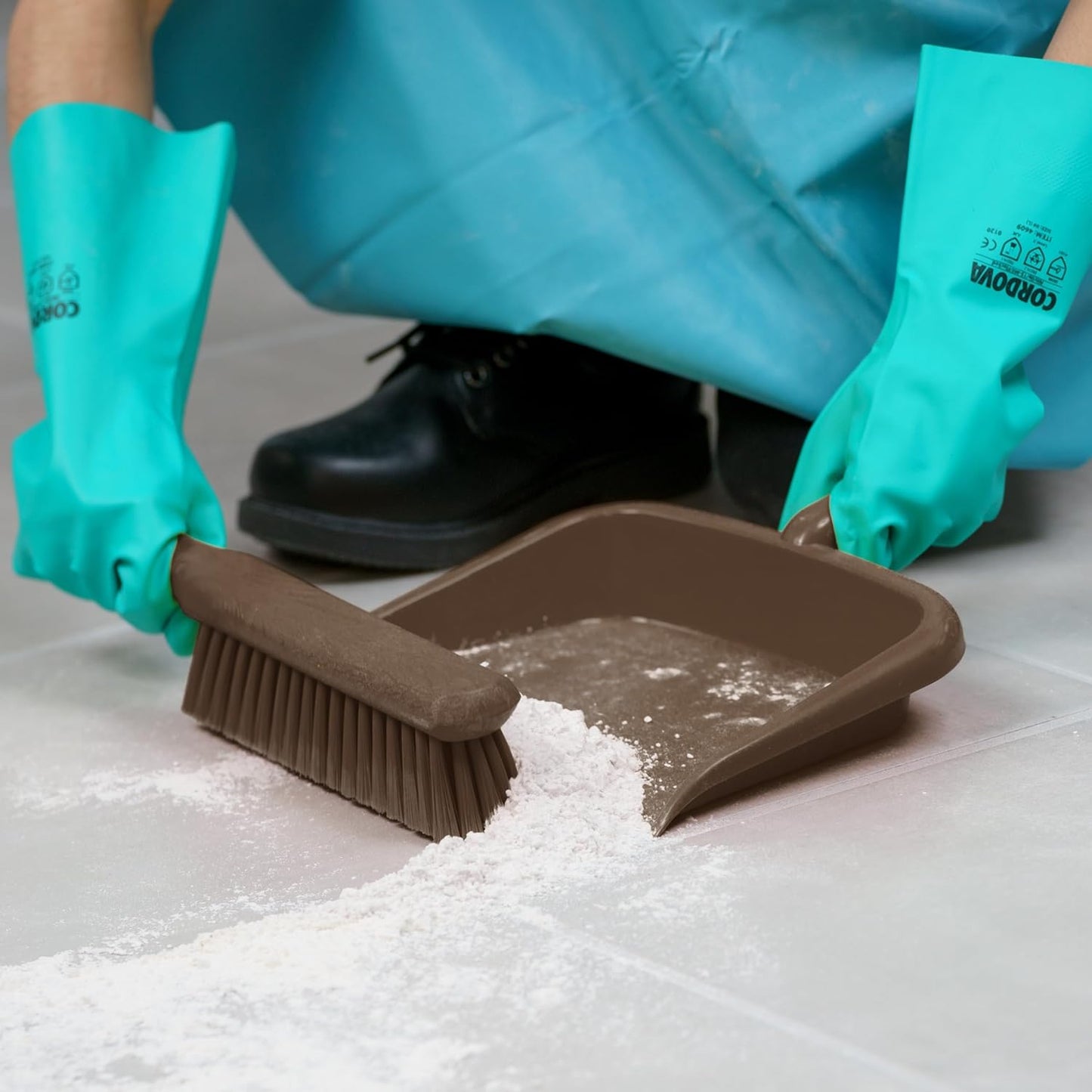 SPARTA Handheld Soft Counter Brush 8 Inch Bristle Span, Multi-Use Dust Brush with 5 Inch Handle for Tables, Countertops, and Delicate Surfaces, Polyester, Brown